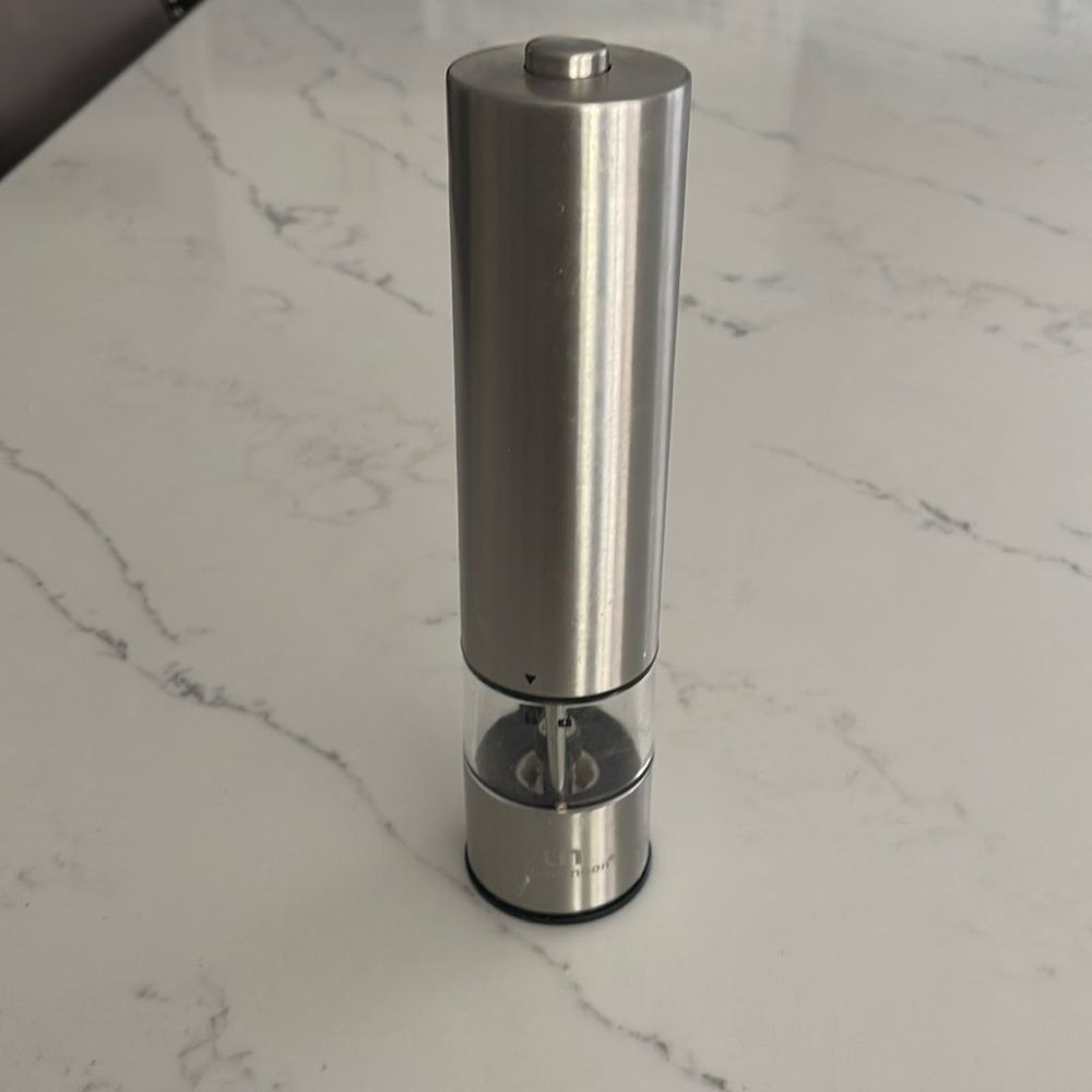 Battery Operated salt/pepper shaker